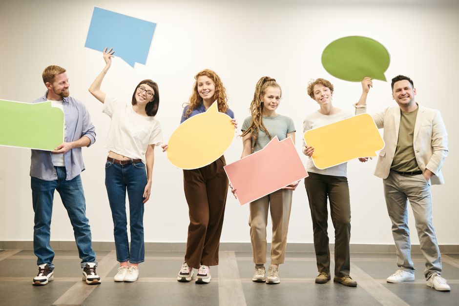 Een team dat effectief samenwerkt en communiceert in een moderne kantooromgeving.